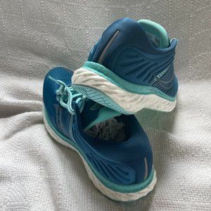 NEW - Size 8 -  Saucony Triumph 17 Women's Blue, Aqua